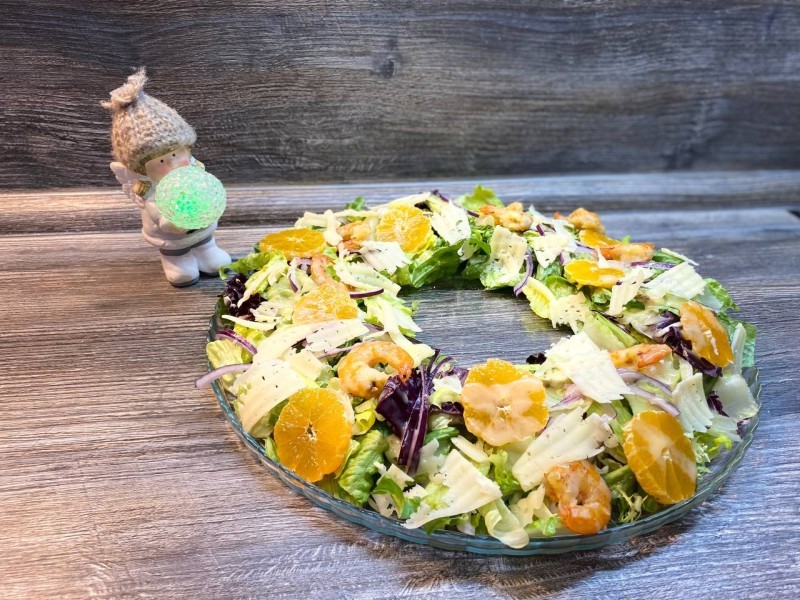 Свежий Новогодний салатик с креветками и мандаринами! Украшаем стол :)